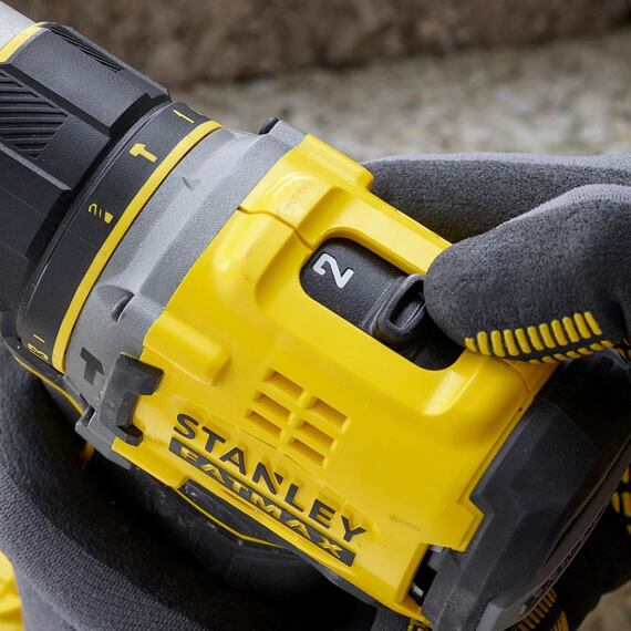 STANLEY SFMCD721D2K aku bezuhlíková príklepová vŕtačka 18V/2*2Ah, 80Nm, 0-600/2100 ot./min