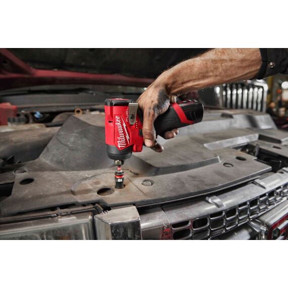 MILWAUKEE M12 FID2-202X aku rázový utahovák 12V/2*2Ah, 1/4", max. 170 Nm, pouze 127mm, kufr