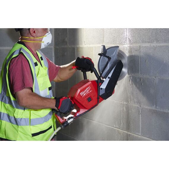 MILWAUKEE M18 FCOS230-121 aku rozbrušovací pila 230mm 18V/12Ah, oboustranný přívod vody