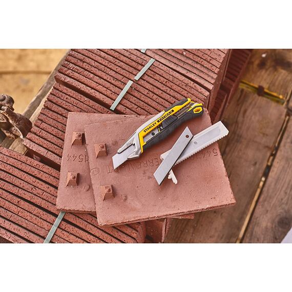 STANLEY FMHT10594-0 nůž ulamovací 18mm s jezdcem, FATMAX, kovové vodtko