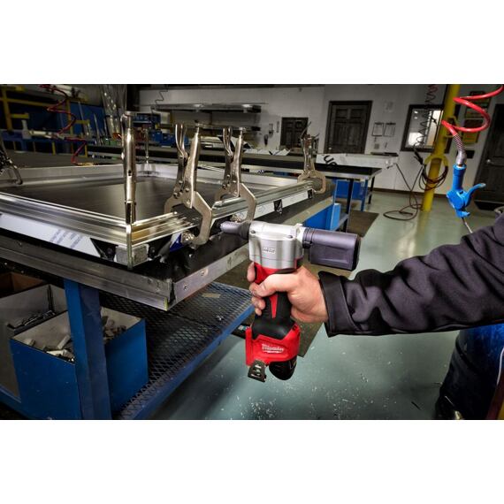 MILWAUKEE M12 BPRT-201X aku nitovačka 12V/2Ah, nity 2,4-3,2-4,0-4,8mm, Al, Fe, 1,88kg