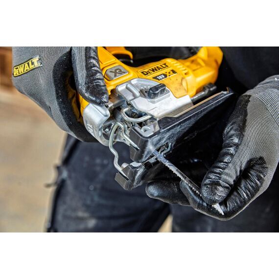 DeWalt DCS334P2-QW aku priamočiara píla 18V/2*5Ah, zdvih 26 v mm, max. prerez 135 v mm, TSTAK kufrík