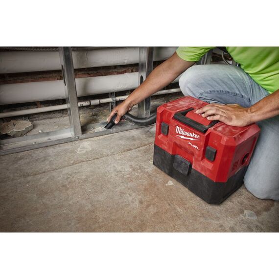 MILWAUKEE M12 FVCL-0 aku vysávač 12V, HEPA filter, suché/mokré sanie, zabudovaný fúkač, bez batérie