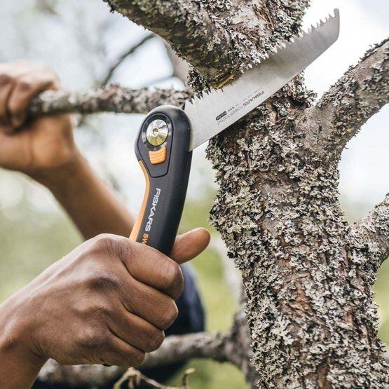 FISKARS pilka skládací Plus SW68, 27cm, 3 polohy řezu, rychlé a čisté řezy, 1067552