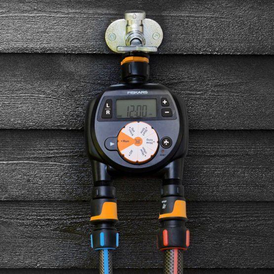 FISKARS 1054792 časovač zavlažovací digitální, 2 výstupy, napájení 2*AA (nejsou součástí)