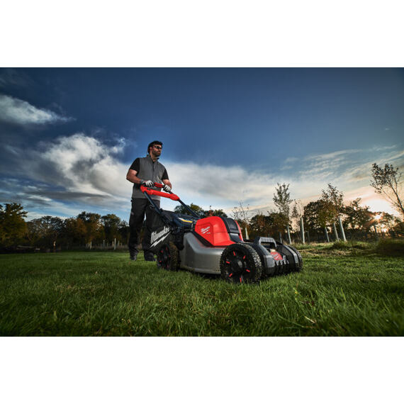 MILWAUKEE M18 F2LM46-0 aku sekačka s pojezdem 18V FUEL, 46cm, 3v1, 2,5-10cm, světlo