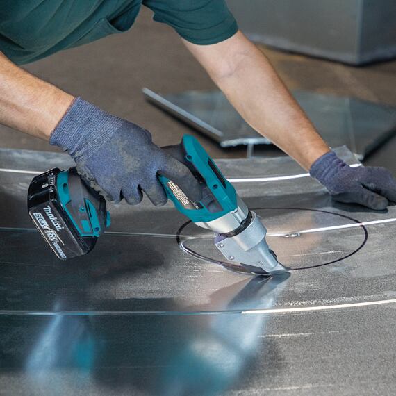 MAKITA DJS131Z aku nůžky na plech 18V LXT, řezný výkon při 600N/mm2 - 1mm, bez baterie