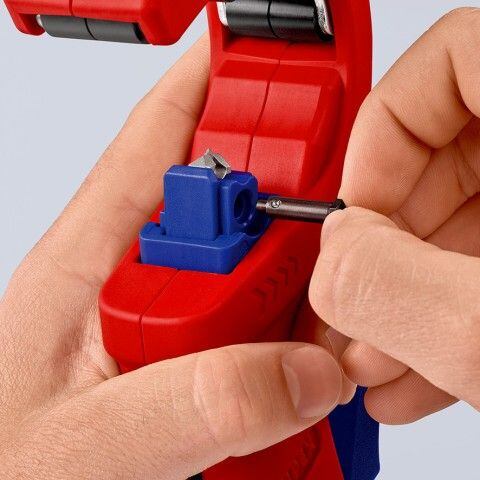 KNIPEX DP50 řezák plastových trubek pr.35-50mm, síla stěny až 2,4mm, čistý řez bez otřepů 902301BK