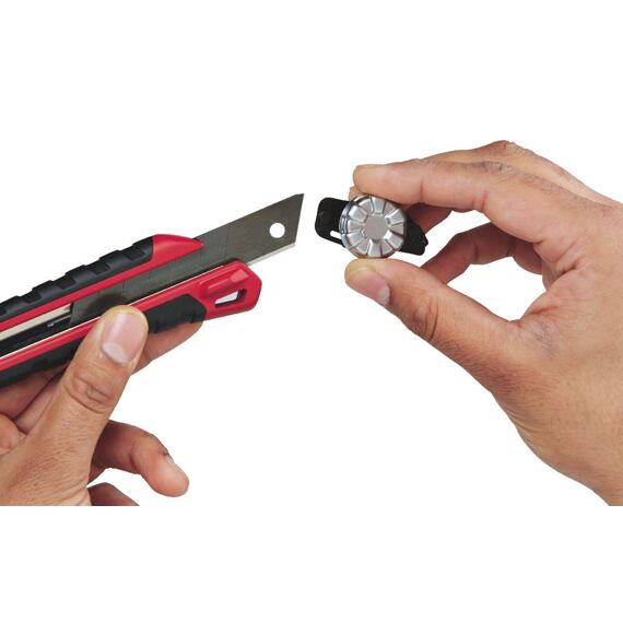MILWAUKEE 48221961 ulamovací nůž 18mm, mikrokarbidové ostří, ERGO rukojeť