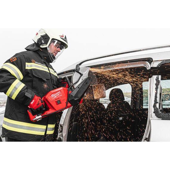 MILWAUKEE M18 FCOS230-121 aku rozbrušovací pila 230mm 18V/12Ah, oboustranný přívod vody