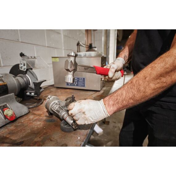 MILWAUKEE 4932492347 dielenské zaoblené kladivo 680g, silná oceľová hlava, násada SHOCKSHIELD