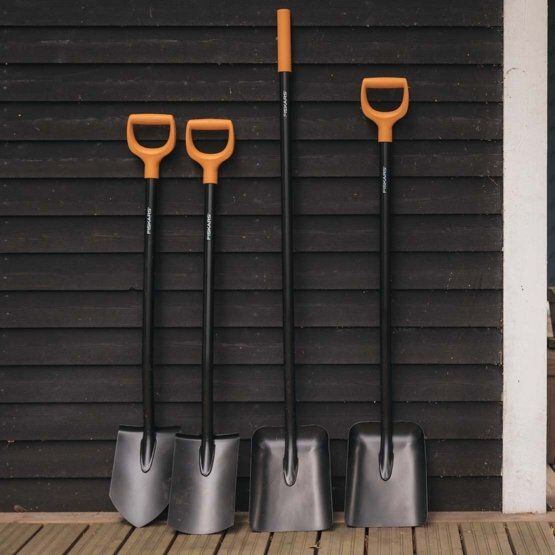 FISKARS 1066720 lopata SOLID 150cm, rovné držadlo