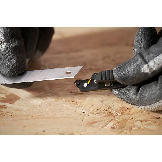 STANLEY FMHT10594-0 nůž ulamovací 18mm s jezdcem, FATMAX, kovové vodtko