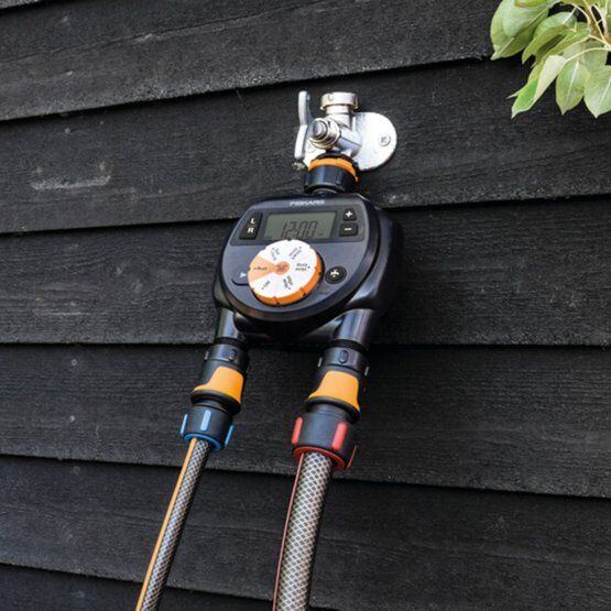 FISKARS 1054792 časovač zavlažovací digitální, 2 výstupy, napájení 2*AA (nejsou součástí)