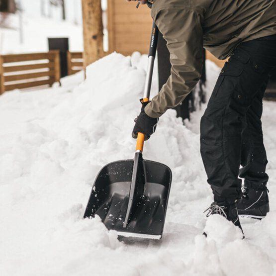 FISKARS 1057188 lopata na sníh X-serie 36cm, teleskopická D-rukojeť 120-139cm