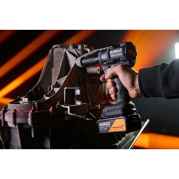 DeWalt DCF92MP2T aku rázový utahovák 18V/2*5Ah, 1/2", 610Nm, edice McLaren F1