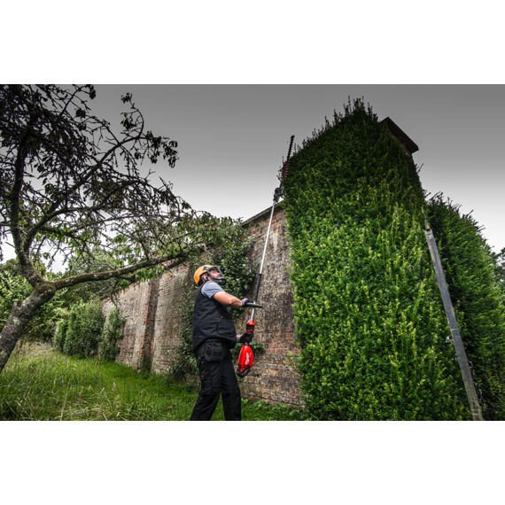 MILWAUKEE M18 FHETE27-0 aku nůžky na živý plot 18V, délka 267cm, lišta 60cm, bez baterie
