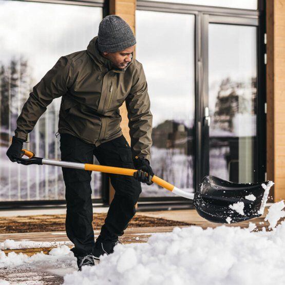 FISKARS 1057186 hrablo na sníh X-serie, 53cm, ergo prohnutá násada, 1,57kg