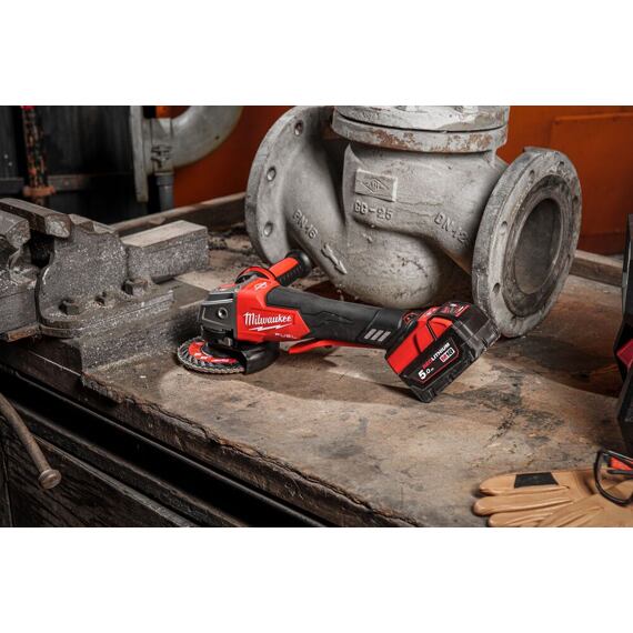 MILWAUKEE M18 ONEFSAG125XPDB-502X aku uhlová brúska 18V/2*5Ah, ONE-KEY Bluetooth, kolískový spínač