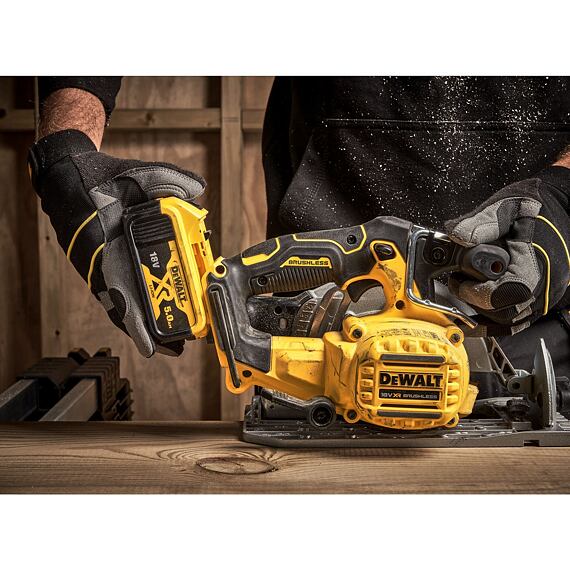DeWalt DCS565NT-XJ aku okružní pila 18V, 165mm, prořez 55mm, kufr Tstak, bez baterie