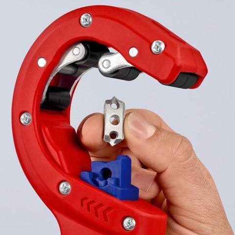 KNIPEX DP50 řezák plastových trubek pr.35-50mm, síla stěny až 2,4mm, čistý řez bez otřepů 902301BK