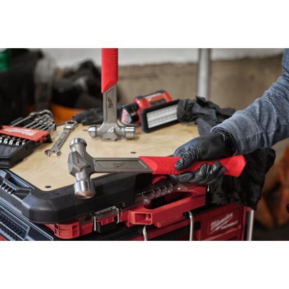 MILWAUKEE 4932492347 dielenské zaoblené kladivo 680g, silná oceľová hlava, násada SHOCKSHIELD