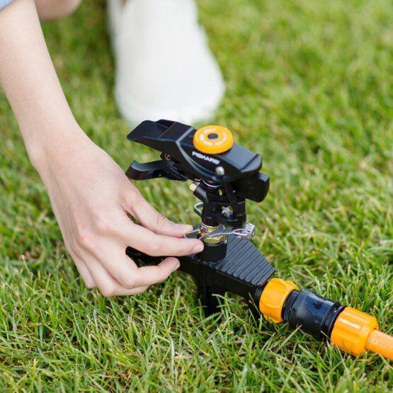 FISKARS 1023656 zavlažovač impulsní s kolečky, kovový, do průměru 26m