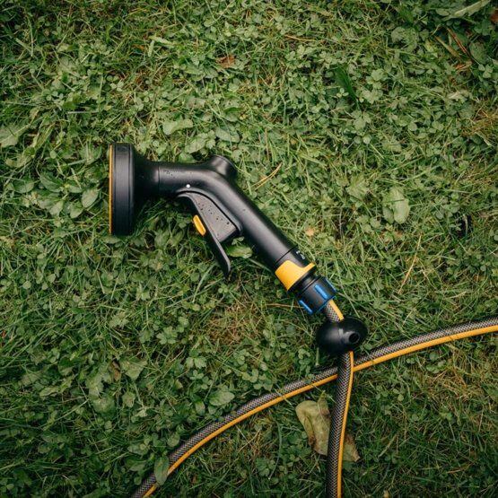 FISKARS 1070836 zavlažovací pistole 4-funkční, ERGO rukojeť s předním ovládáním
