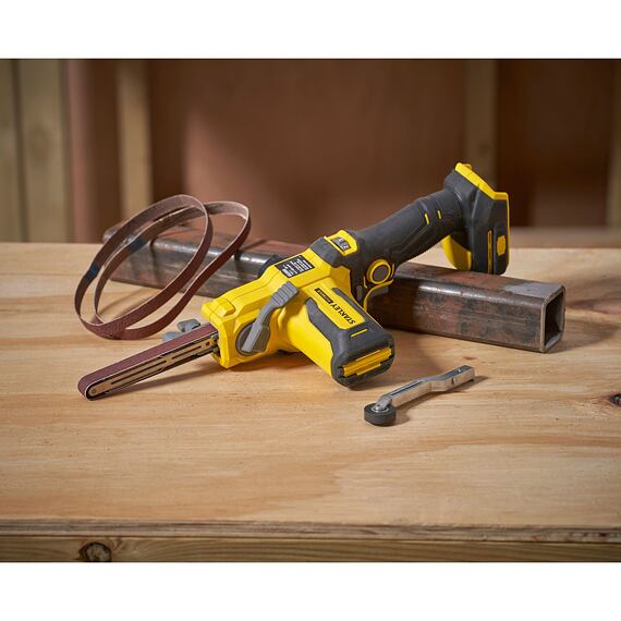 STANLEY SFMCE210B aku pásový pilník FATMAX V20, 18V, 13mm, bez baterie