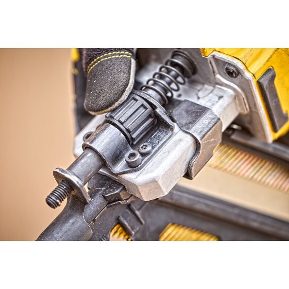 DeWalt DCN930N aku hřebíkovačka tesařská 18V XR, hřebíky 2,8-3,3mm/50-90mm, bez baterie