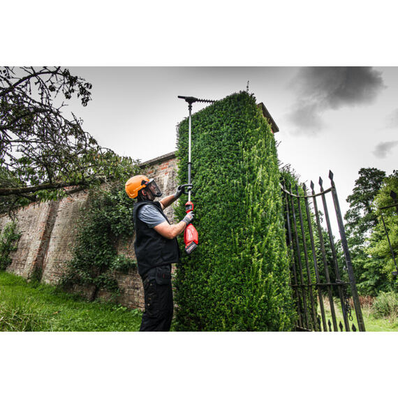 MILWAUKEE M18 FHETE27-0 aku nůžky na živý plot 18V, délka 267cm, lišta 60cm, bez baterie