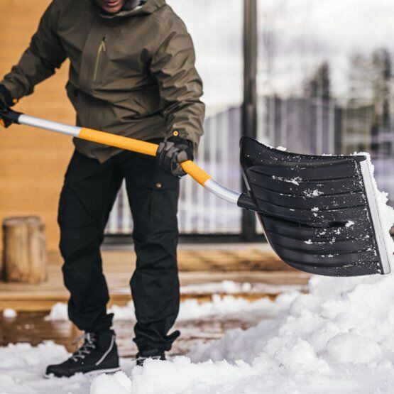 FISKARS 1057186 hrablo na sníh X-serie, 53cm, ergo prohnutá násada, 1,57kg