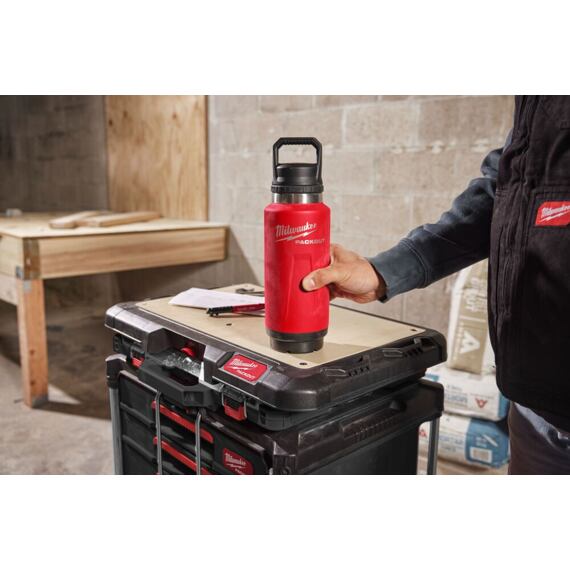 MILWAUKEE 4932493467 termoláhev PACKOUT 1065ml, dvoustěnná vakuová izolace, kompatibilní víčko, RED