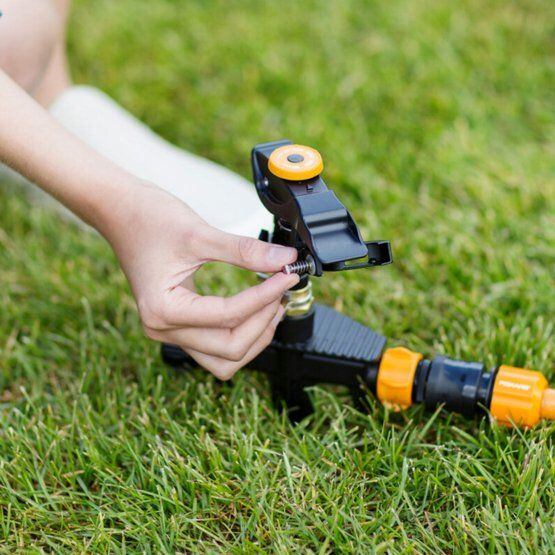FISKARS 1023656 zavlažovač impulsní s kolečky, kovový, do průměru 26m