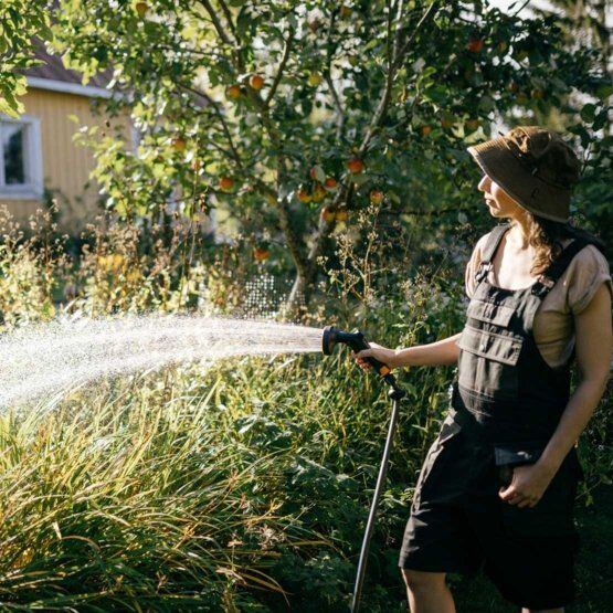 FISKARS 1070836 zavlažovací pistole 4-funkční, ERGO rukojeť s předním ovládáním
