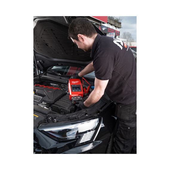 MILWAUKEE M18 JS2000-0 aku startovací zdroj 18V, až 2000A špičkový proud, bez baterie