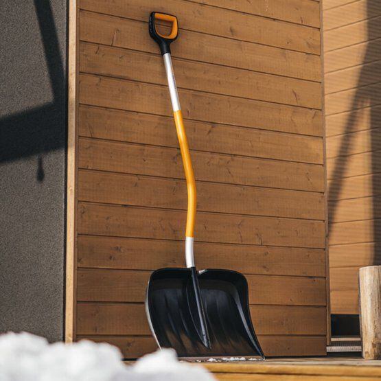 FISKARS 1057186 hrablo na sníh X-serie, 53cm, ergo prohnutá násada, 1,57kg