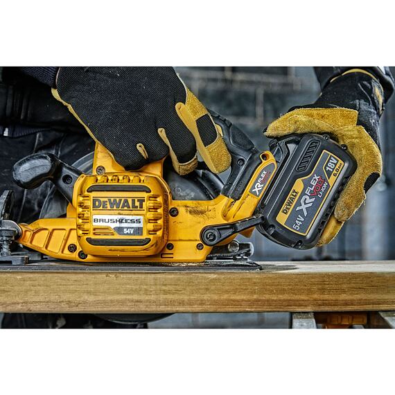 DeWalt DCS575NT aku okružní pila FLEXVOLT 54V, kotouč 190mm, prořez 67mm, bez baterie, kufr Tstak