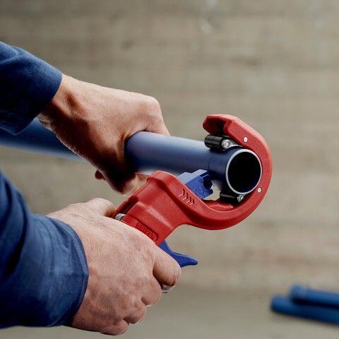 KNIPEX DP50 řezák plastových trubek pr.35-50mm, síla stěny až 2,4mm, čistý řez bez otřepů 902301BK