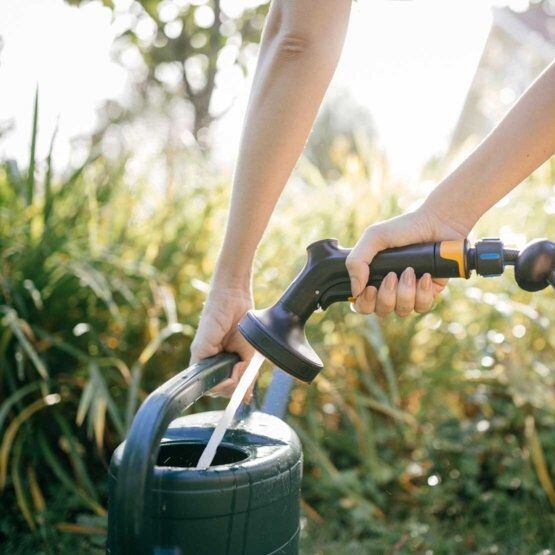 FISKARS 1070836 zavlažovací pistole 4-funkční, ERGO rukojeť s předním ovládáním