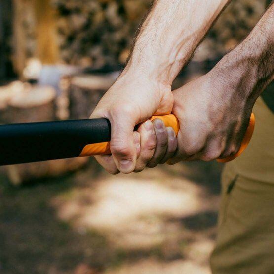FISKARS 1069108 sekera štípací X-SERIE X32 L, hmotnost 2400g, délka 81,5cm