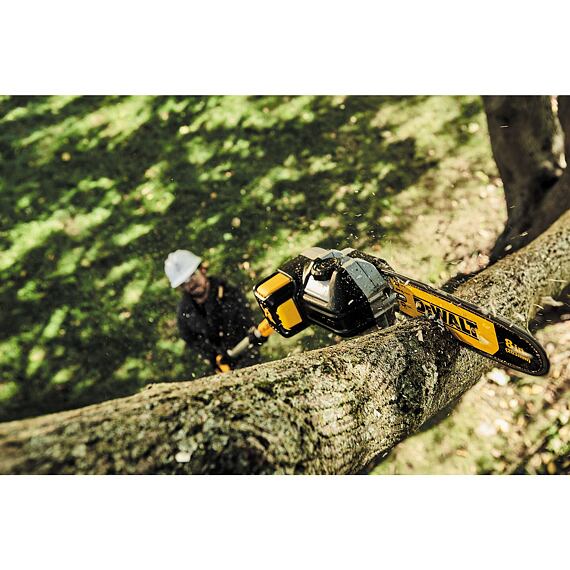 DeWalt DCMPS567P1 aku prořezávácí pila 18V/1*5Ah, lišta 20cm, teleskopická násada až 3m