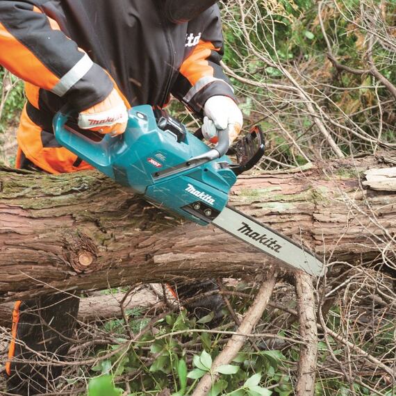 MAKITA UC011GZ - Vhodná pro odvětvování.