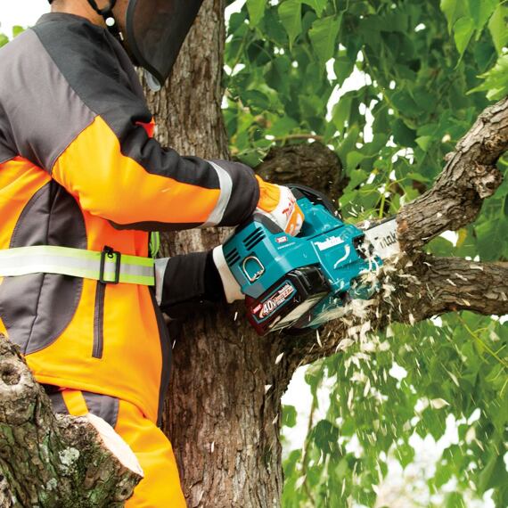 MAKITA UC002GZ01 aku reťazová píla 40V XGT, 250mm, (1,4kW), rýchlosť rezu 0- 24,8m/s, bez batérie