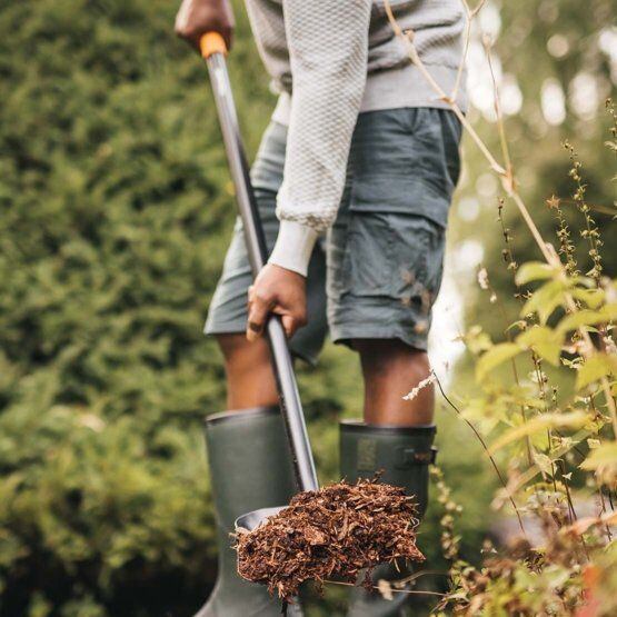 FISKARS 1066720 lopata SOLID 150cm, rovné držadlo