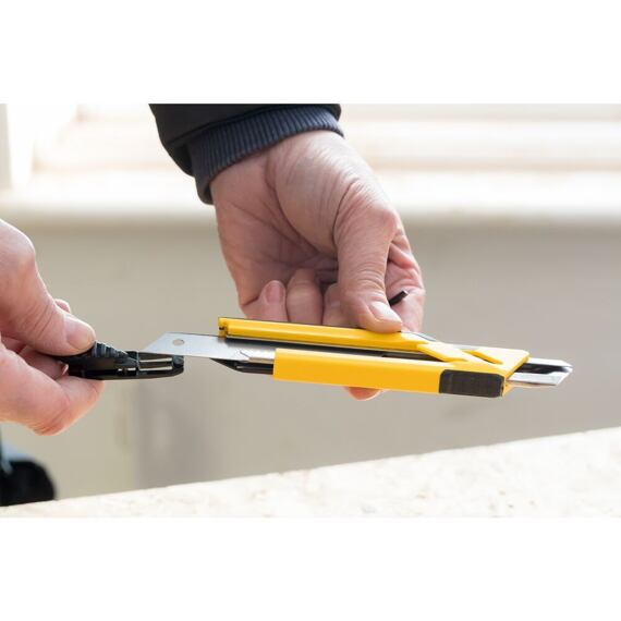 STANLEY STHT10266-0 ulamovací nůž 18mm, PH, pogumovaný s tlačítkem, 3ks čepelí