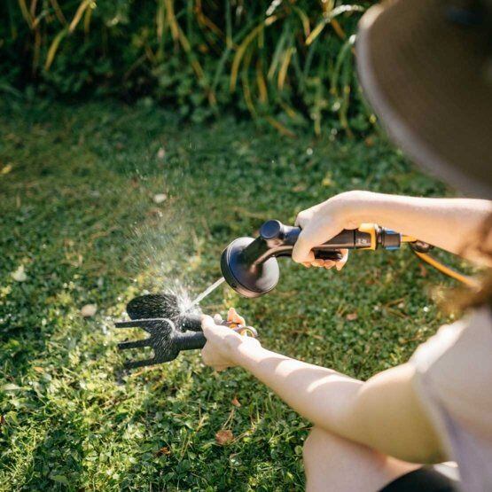 FISKARS 1070836 zavlažovací pistole 4-funkční, ERGO rukojeť s předním ovládáním
