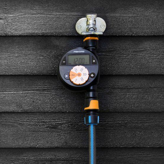 FISKARS 1054791 časovač zavlažovací digitální, 1 výstup, napájení 2*AA (nejsou součástí)