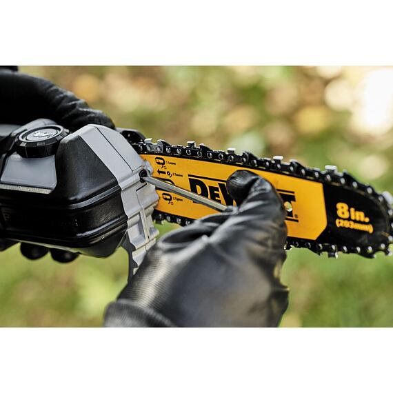 DeWalt DCMPS567P1 aku prořezávácí pila 18V/1*5Ah, lišta 20cm, teleskopická násada až 3m