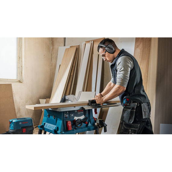 BOSCH GTS 254 stolní pila 254 mm, úhel 45° L, stůl 555*555 mm